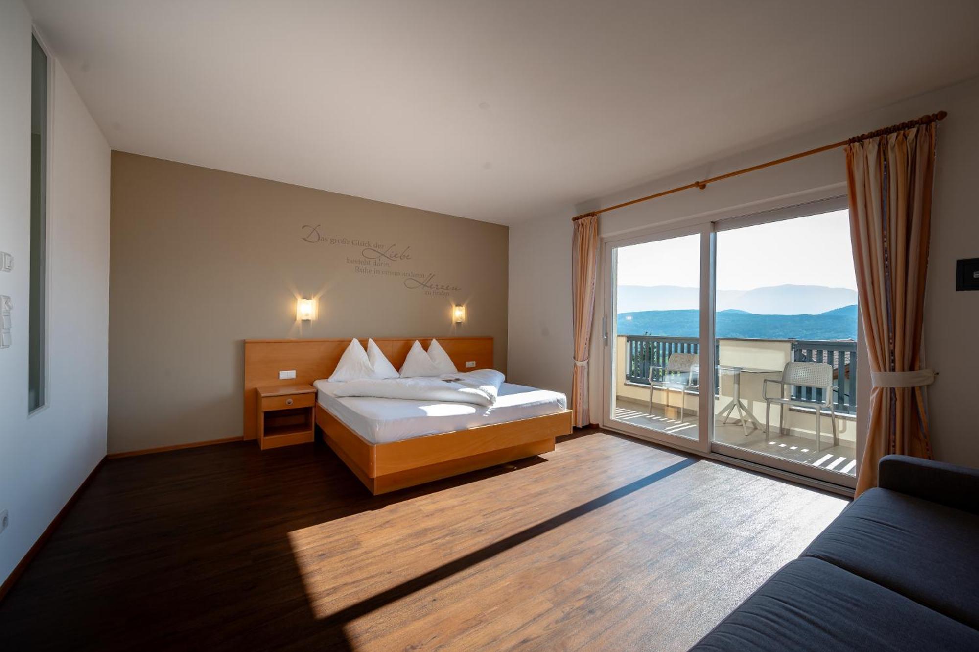 Garni Hotel Peterlinhof Caldaro Buitenkant foto