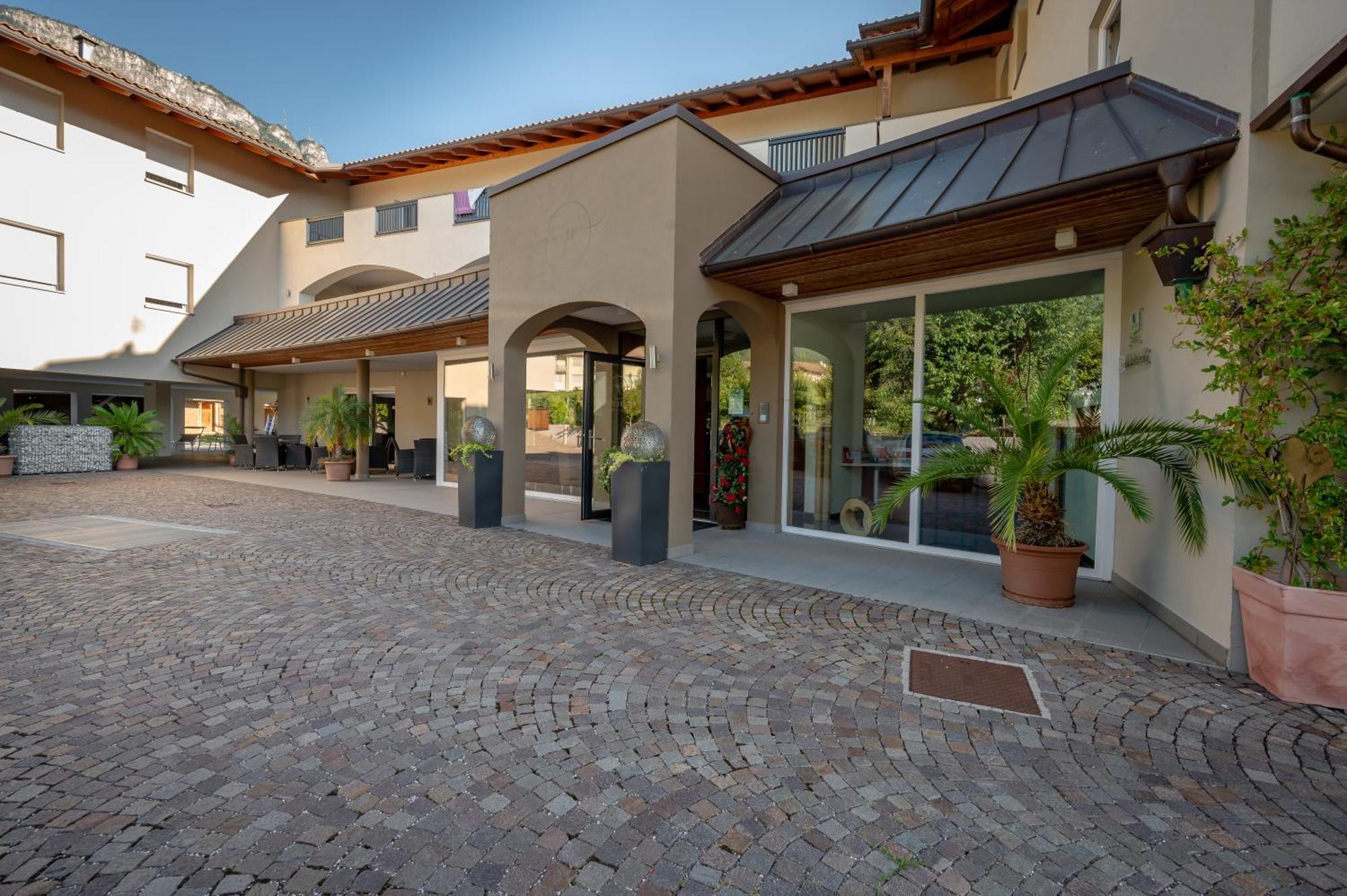 Garni Hotel Peterlinhof Caldaro Buitenkant foto